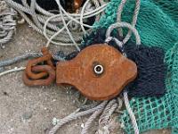 Rostige Seilwinde und Netze im Hafen Fuglafjørður_Insel Eysturoy